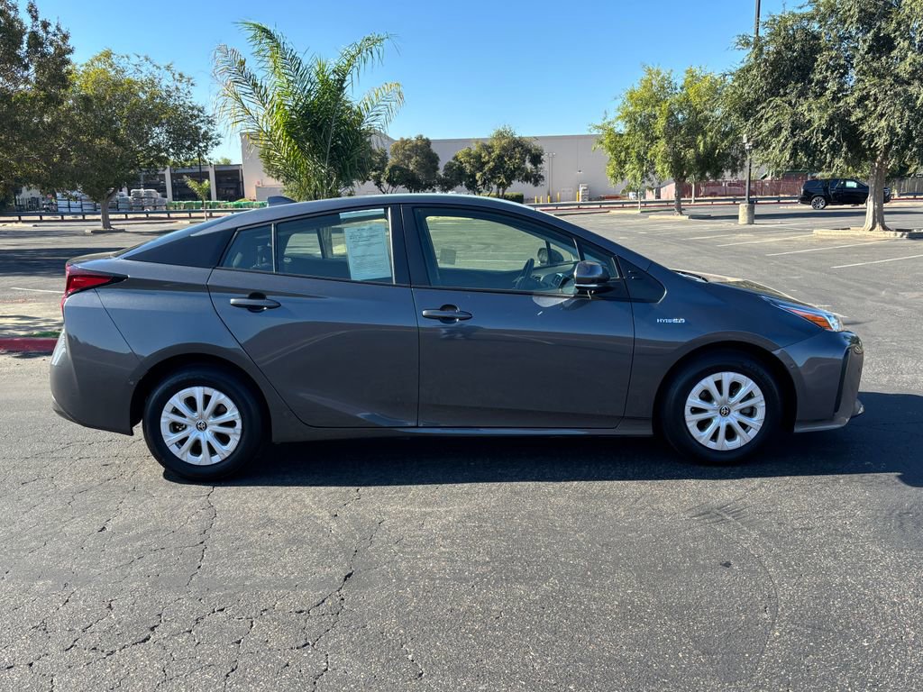 2022 Toyota Prius L photo 4