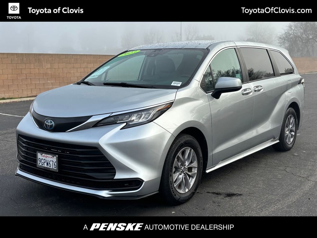 2023 Toyota Sienna LE's photo