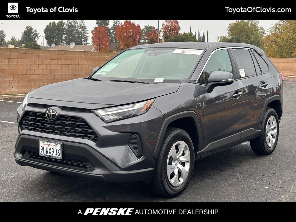 2025 Toyota RAV4 LE's photo