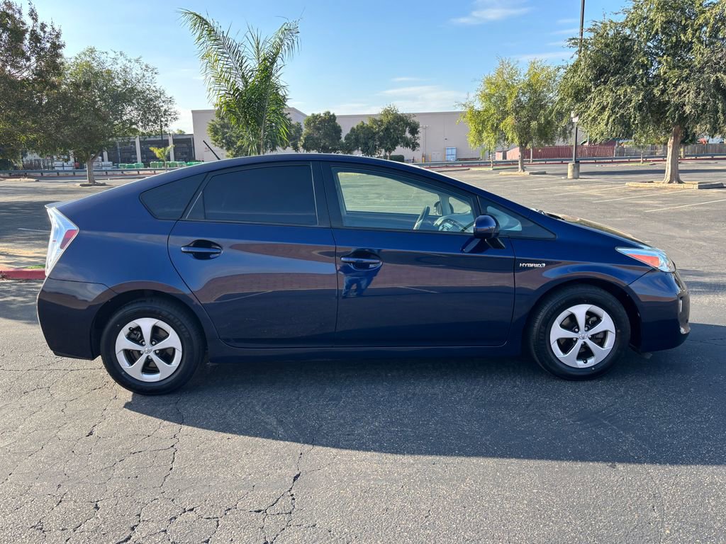 2014 Toyota Prius Five photo 4