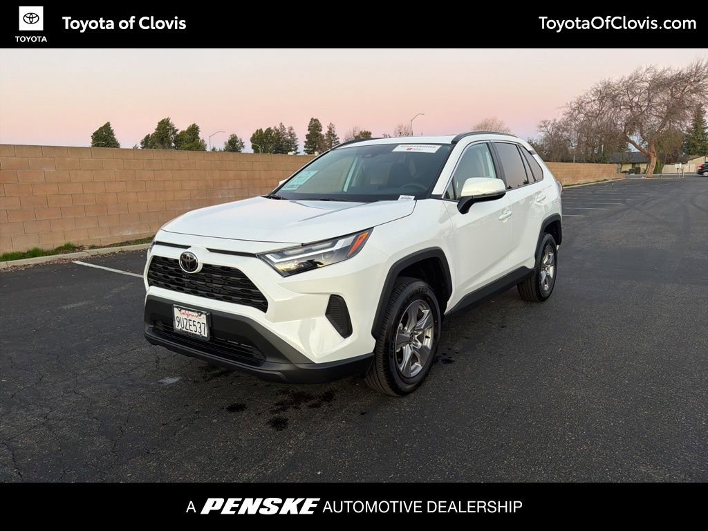 2025 Toyota RAV4 XLE's photo