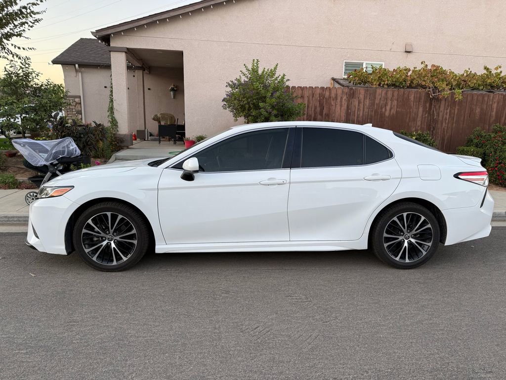 2020 Toyota Camry SE photo 2