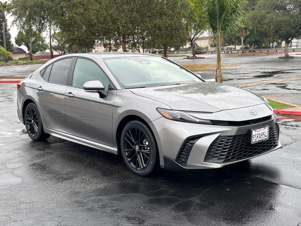 2025 Toyota Camry SE photo 3