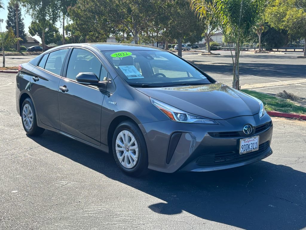 2022 Toyota Prius L photo 3