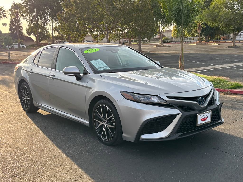 2023 Toyota Camry Hybrid SE photo 3