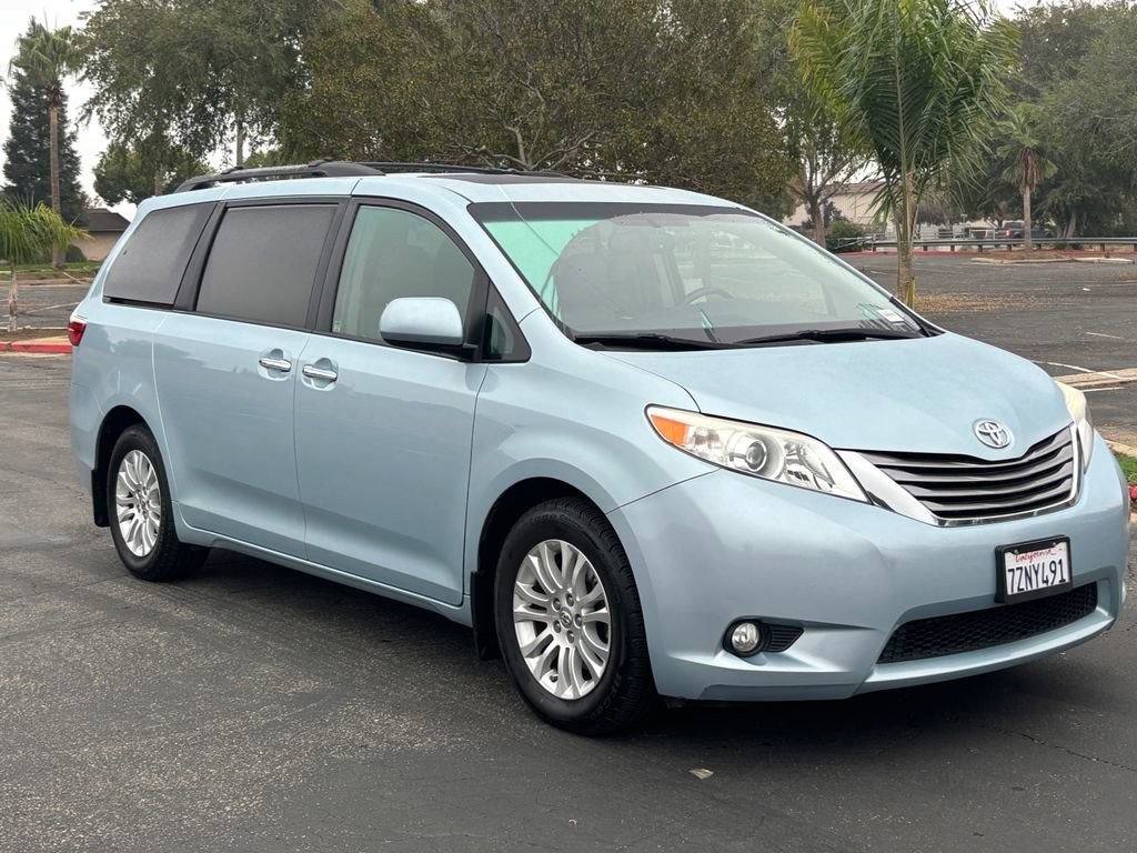 2017 Toyota Sienna Limited XLE Premium photo 3
