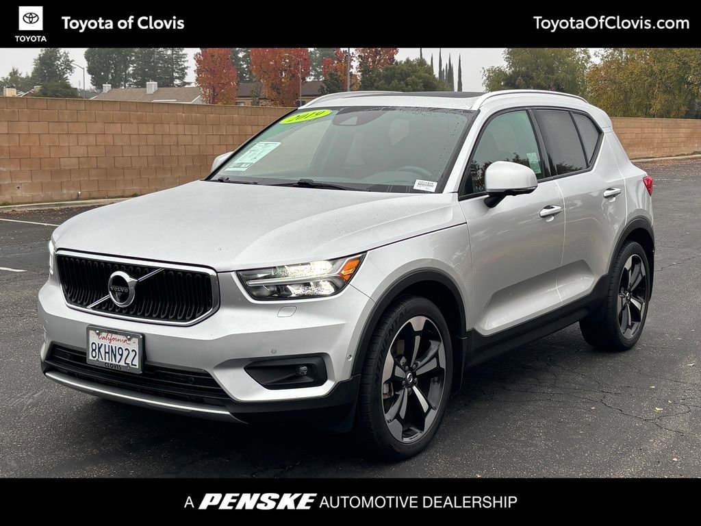 2019 Volvo XC40 Momentum's photo