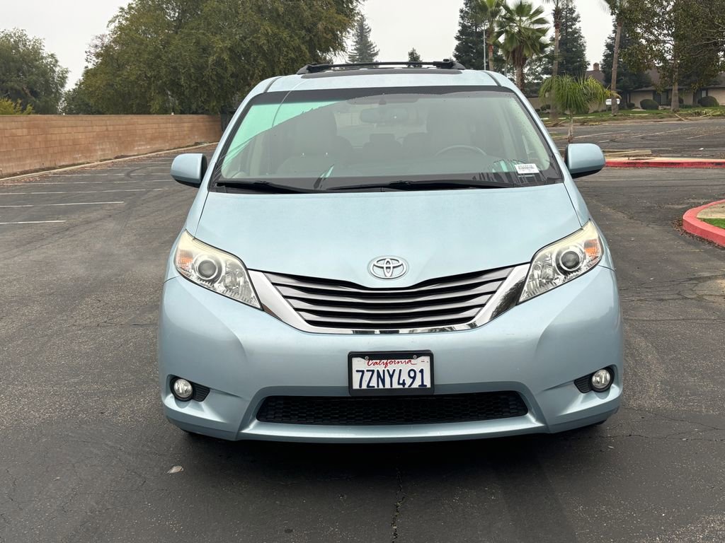 2017 Toyota Sienna Limited XLE Premium photo 2
