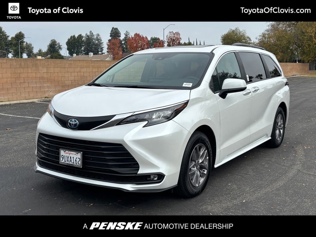 2025 Toyota Sienna XLE's photo