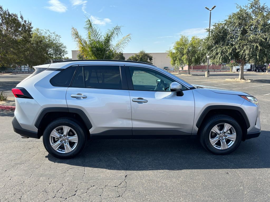 2025 Toyota RAV4 XLE photo 3