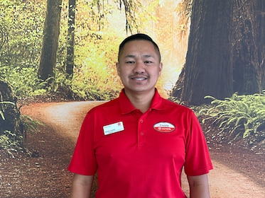 Staff member Neng Hang from ID_2d71e0ada36d