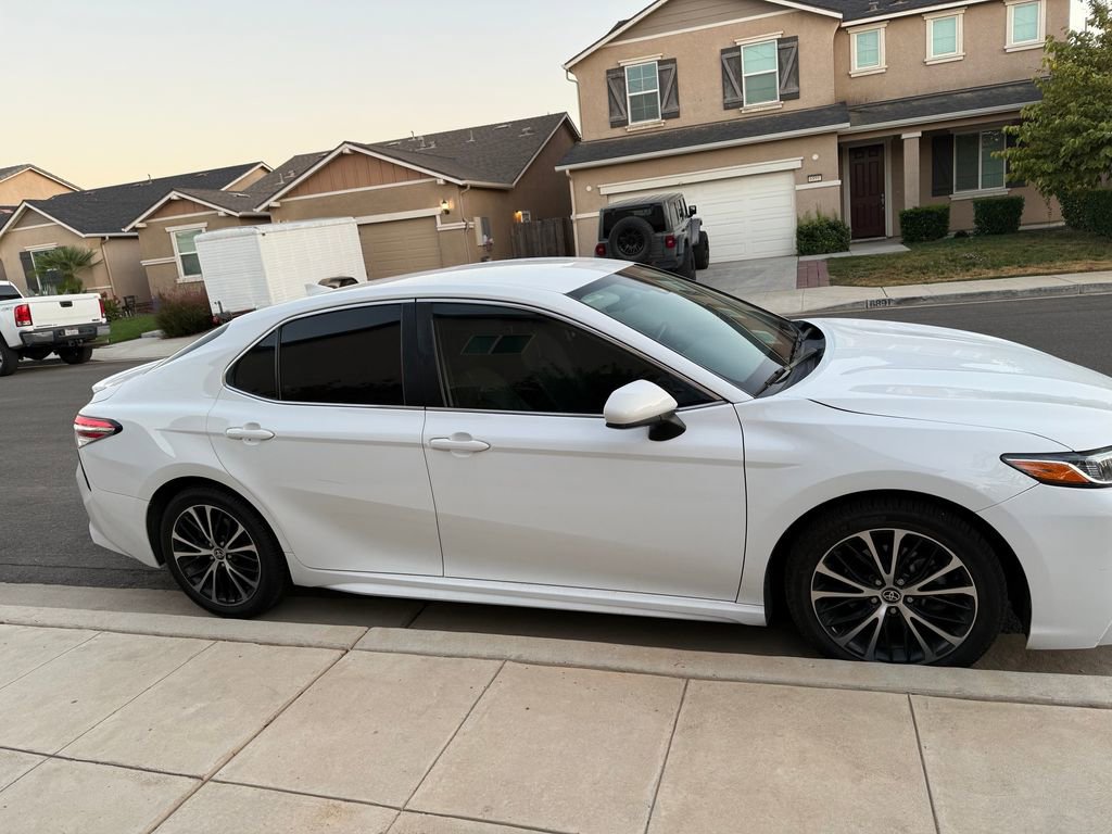 2020 Toyota Camry SE photo 3