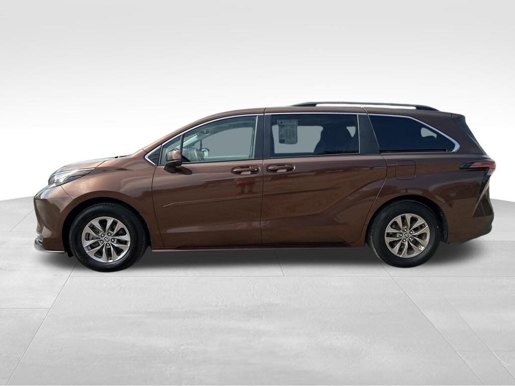 Used 2022 Toyota Sienna LE 8 Passenger Van Passenger Van