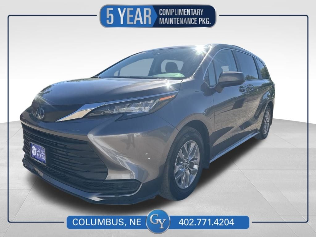 2022 Toyota Sienna LE 8-Passenger Hybrid FWD's photo