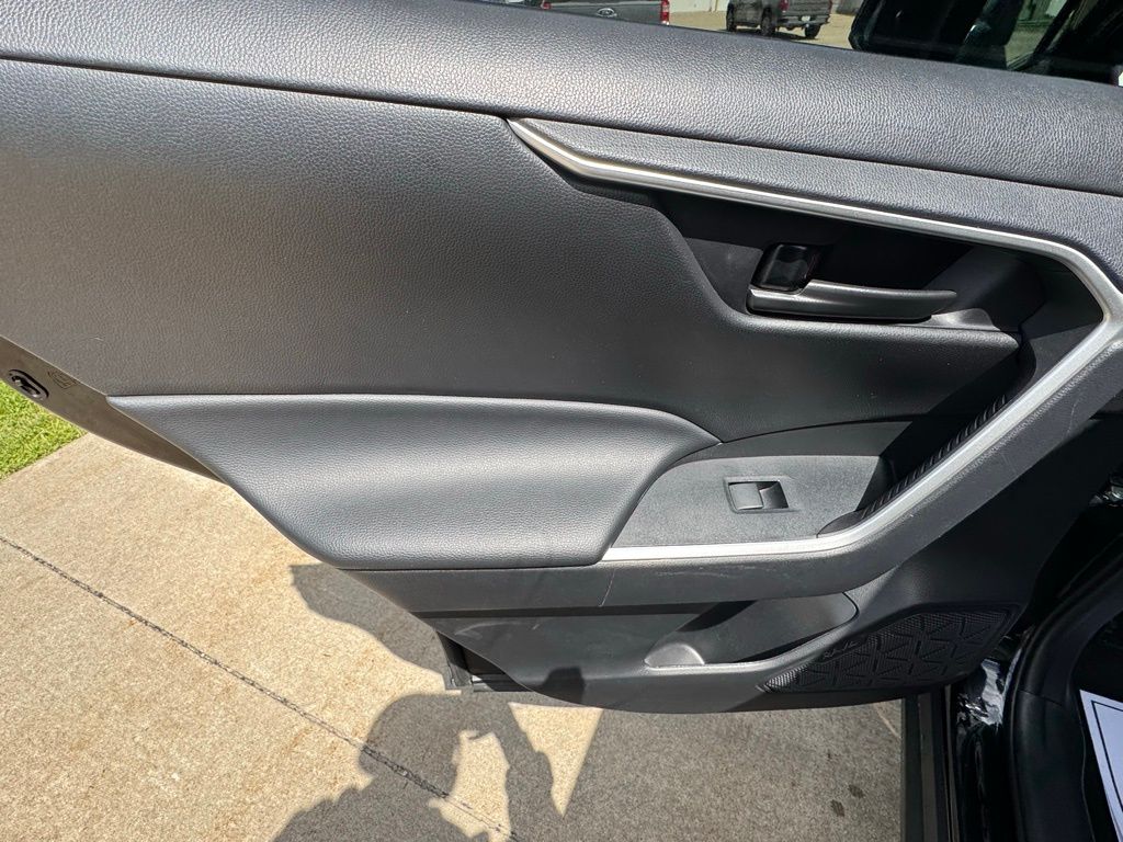 2024 Toyota RAV4 LE - Photo 33