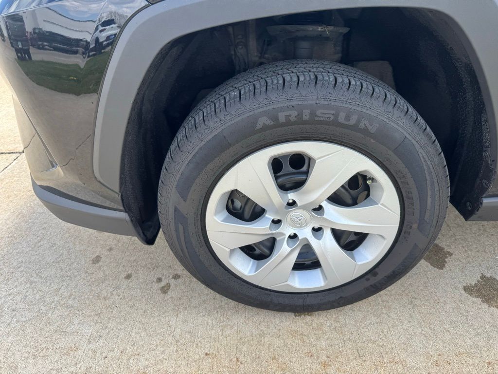 2024 Toyota RAV4 LE - Photo 60