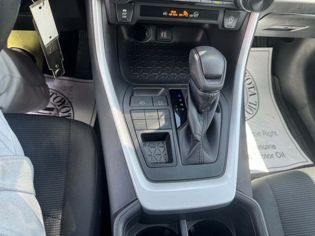 2024 Toyota RAV4 LE - Photo 21