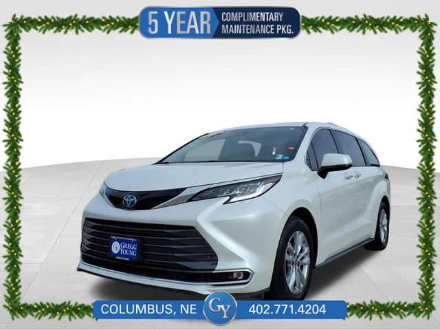 2024 Toyota Sienna Limited's photo