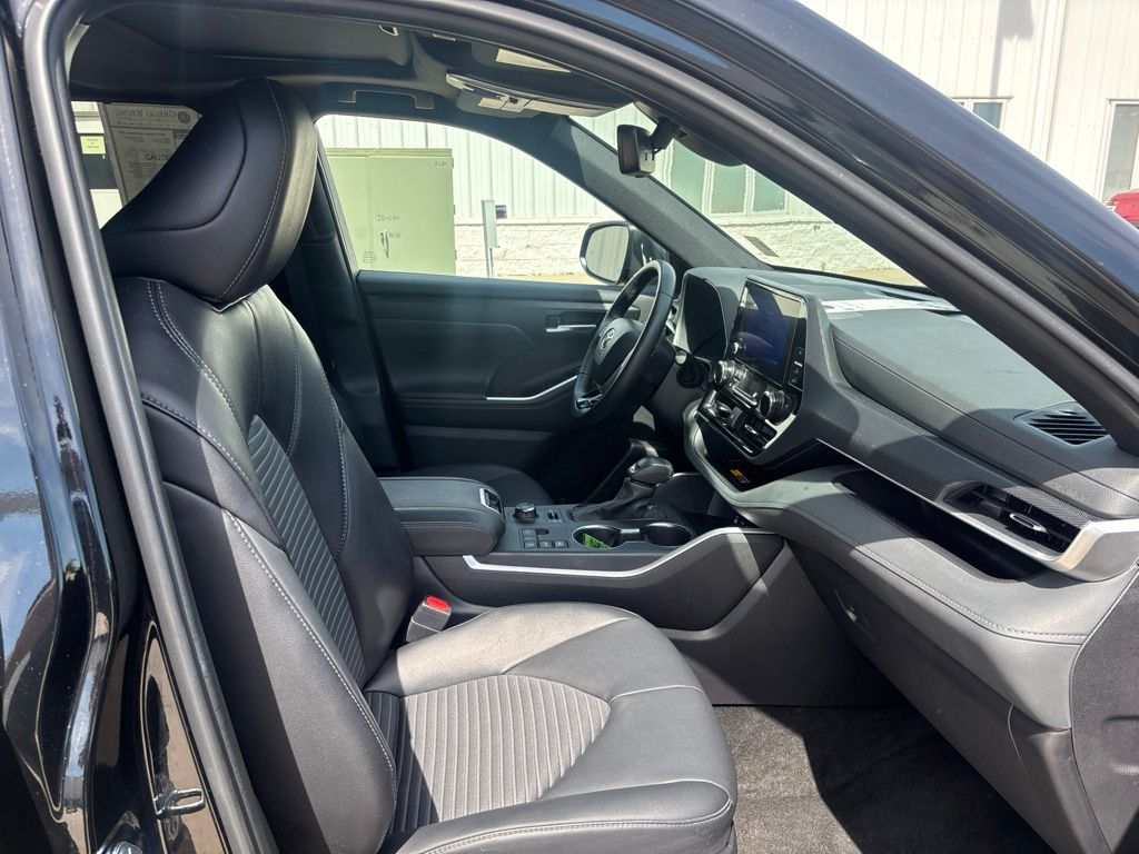 2025 Toyota Highlander XSE - Photo 28