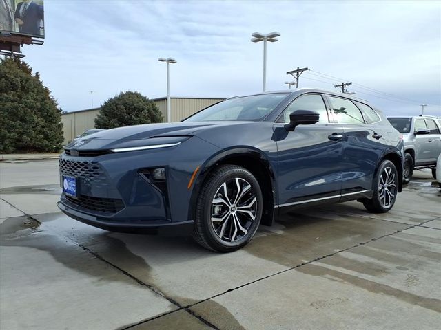 2025 Toyota Crown Signia XLE's photo