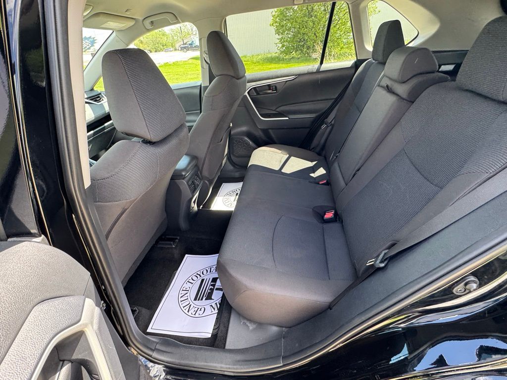 2024 Toyota RAV4 LE - Photo 32