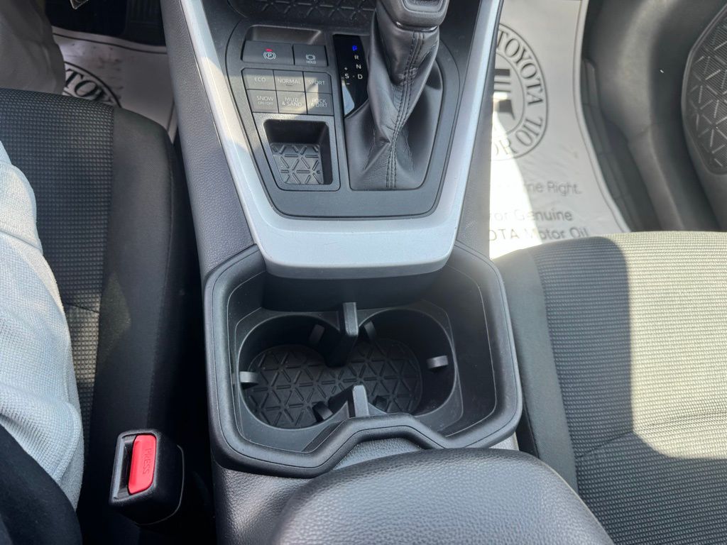 2024 Toyota RAV4 LE - Photo 22