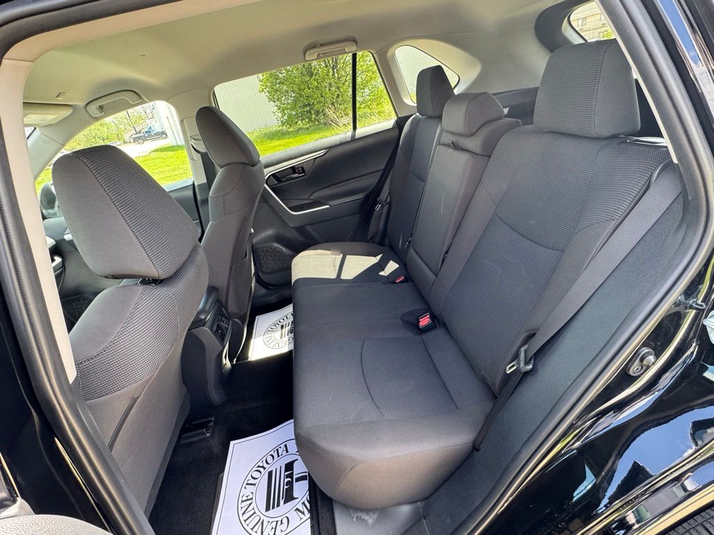2024 Toyota RAV4 LE - Photo 31