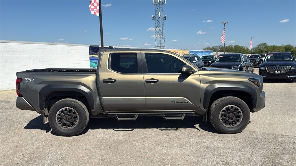 2024 Toyota Tacoma TRD Off-Road photo 2