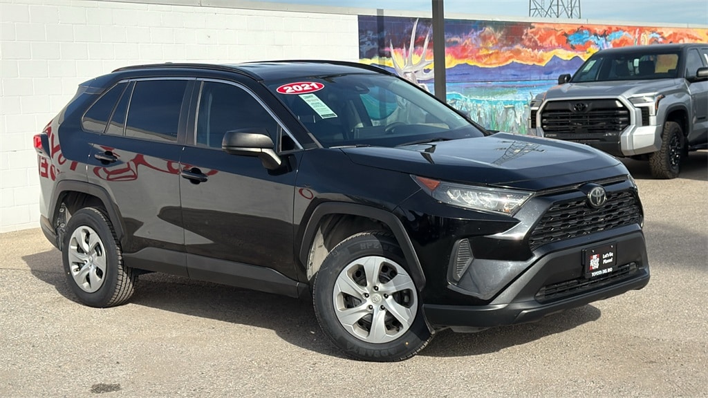 2021 Toyota RAV4 LE's photo