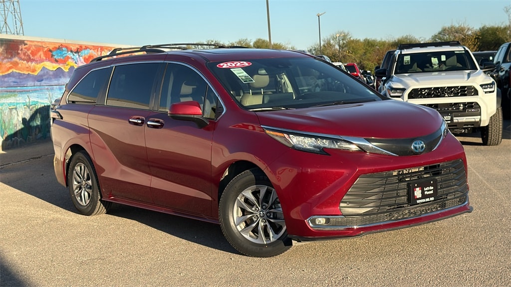 2023 Toyota Sienna XLE's photo