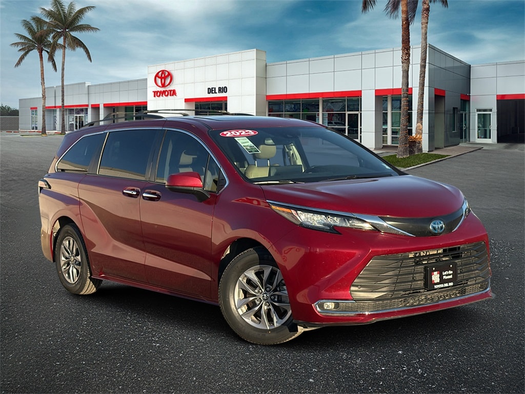 2023 Toyota Sienna XLE's photo
