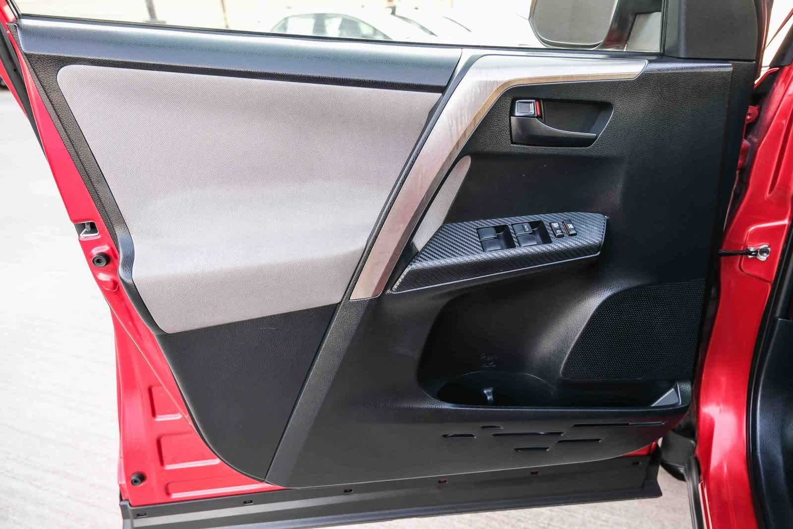 Thumbnail: 2015 Toyota RAV4 - 21