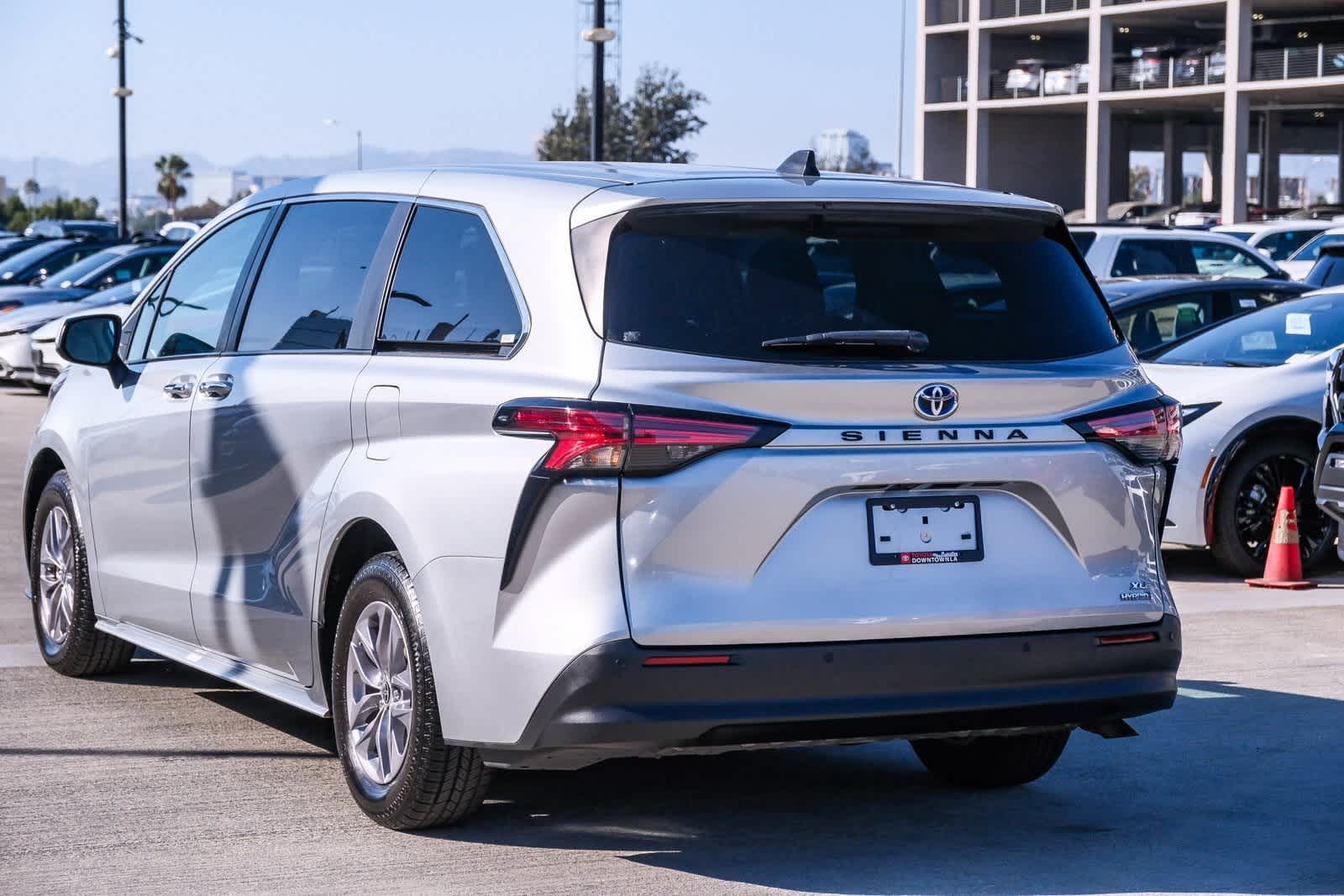 Thumbnail: 2022 Toyota Sienna - 6