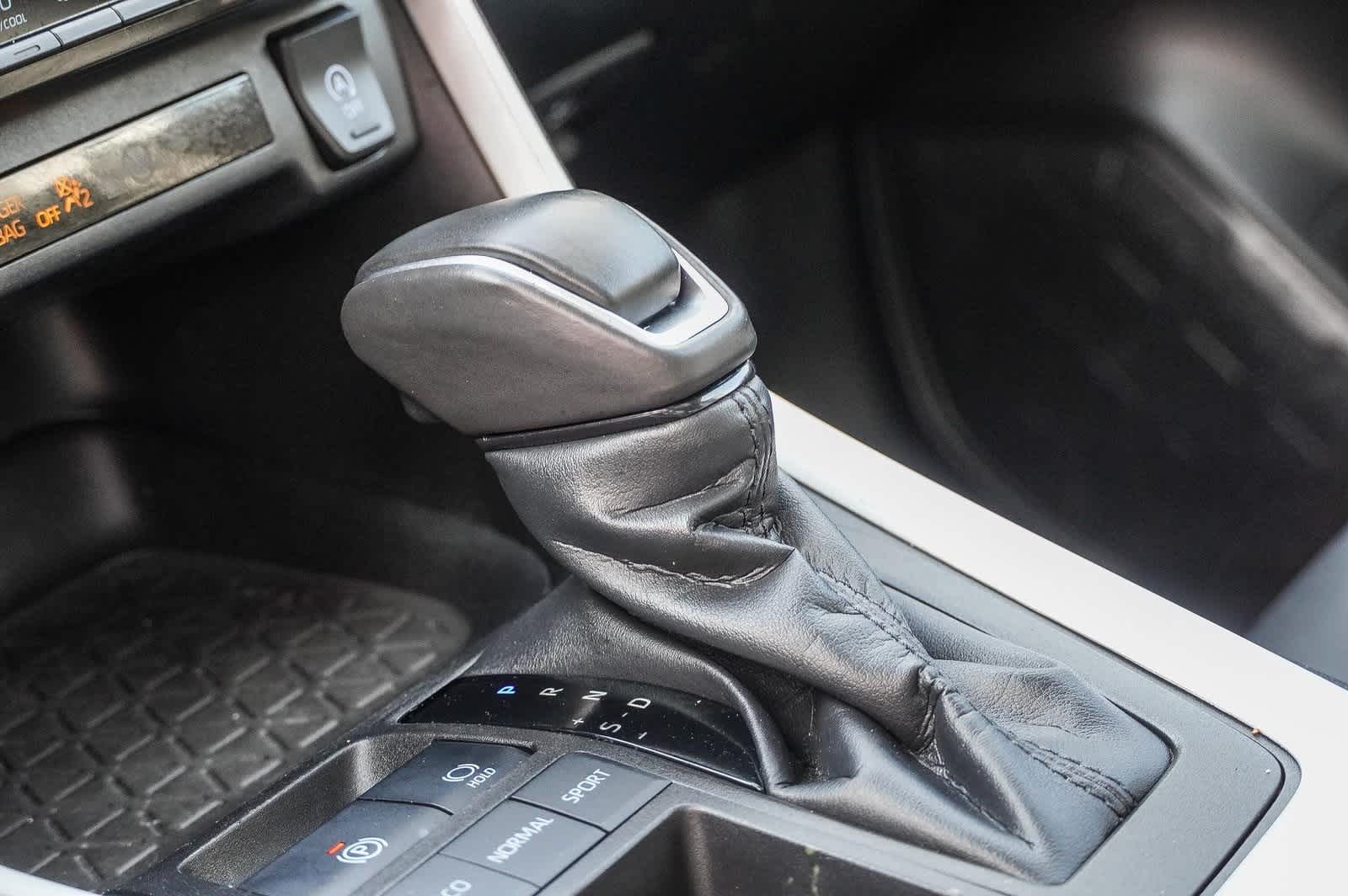 2022 Toyota RAV4 XLE Premium 24