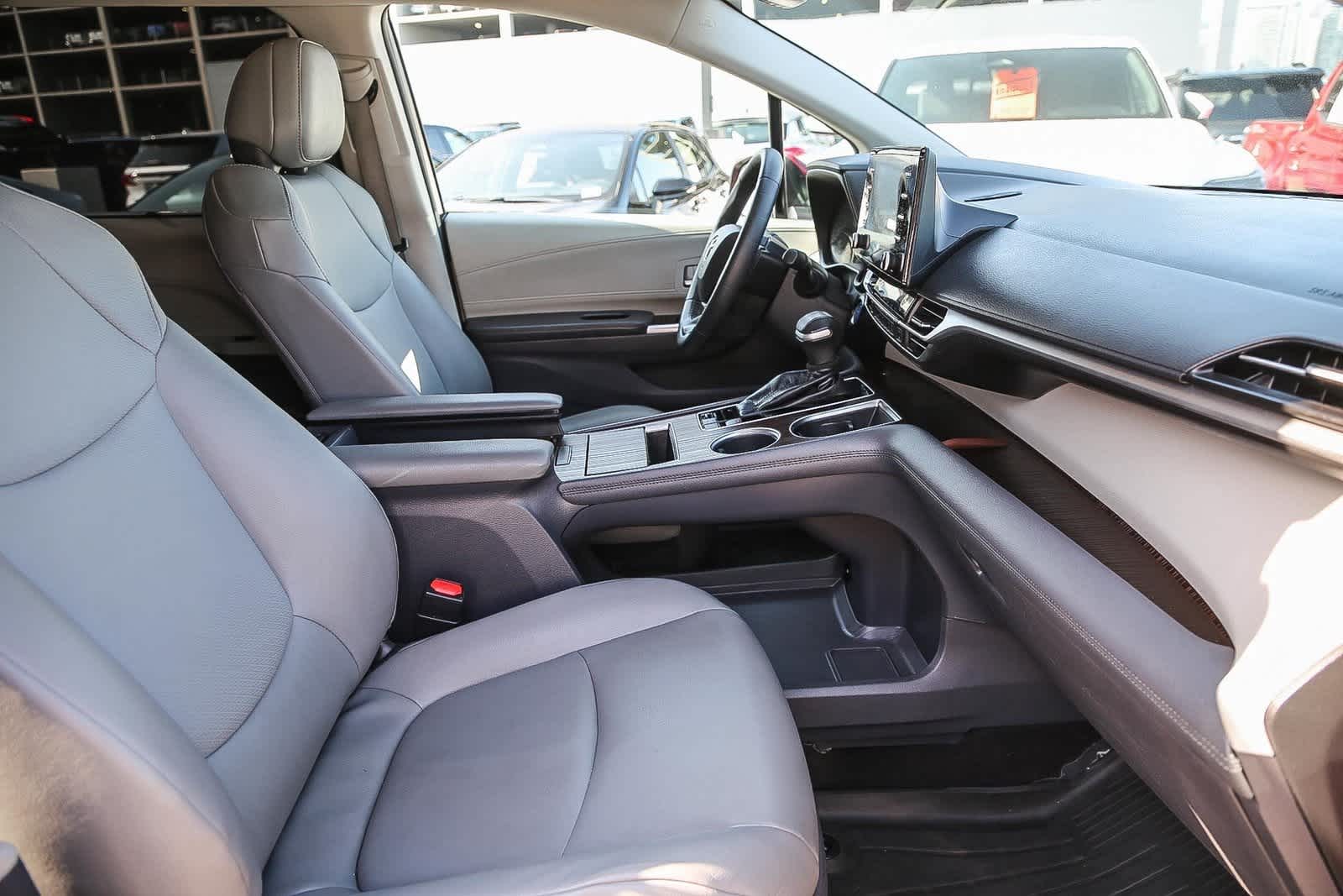 Thumbnail: 2021 Toyota Sienna - 17