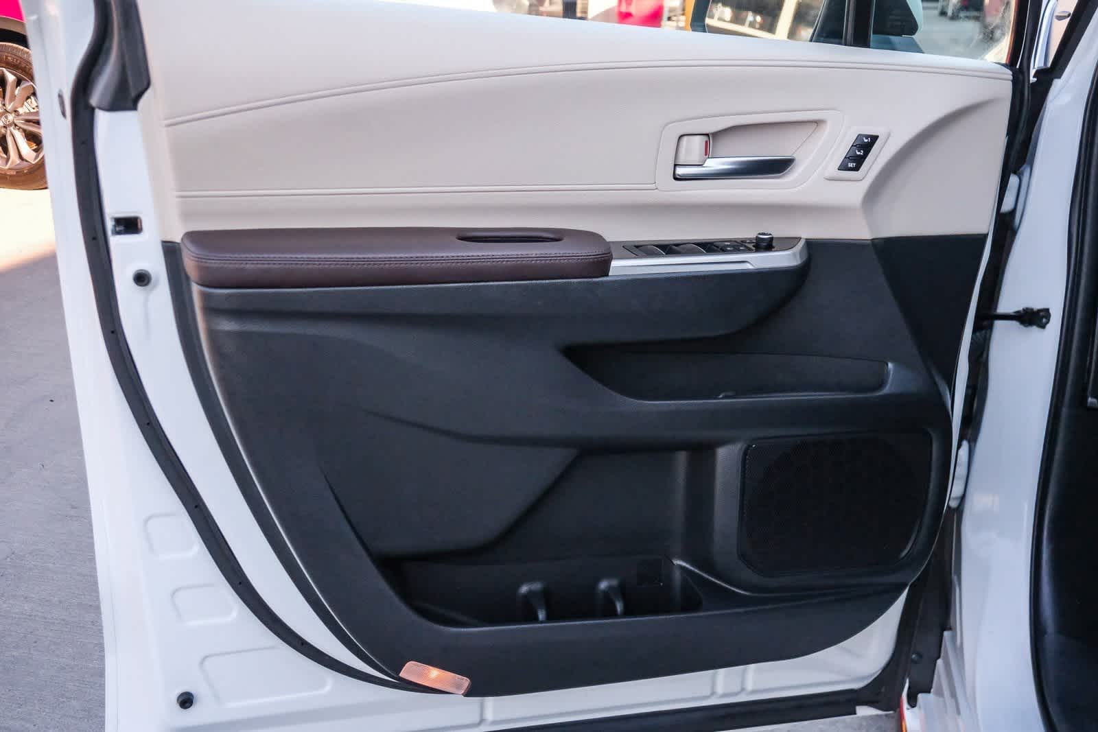 Thumbnail: 2022 Toyota Sienna - 25