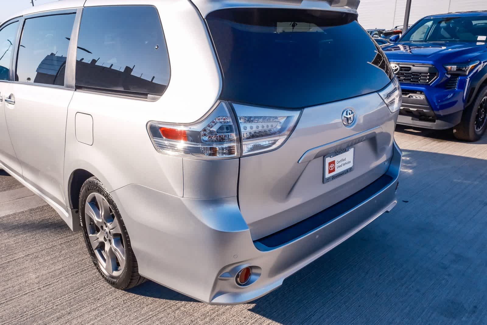 Thumbnail: 2019 Toyota Sienna - 8