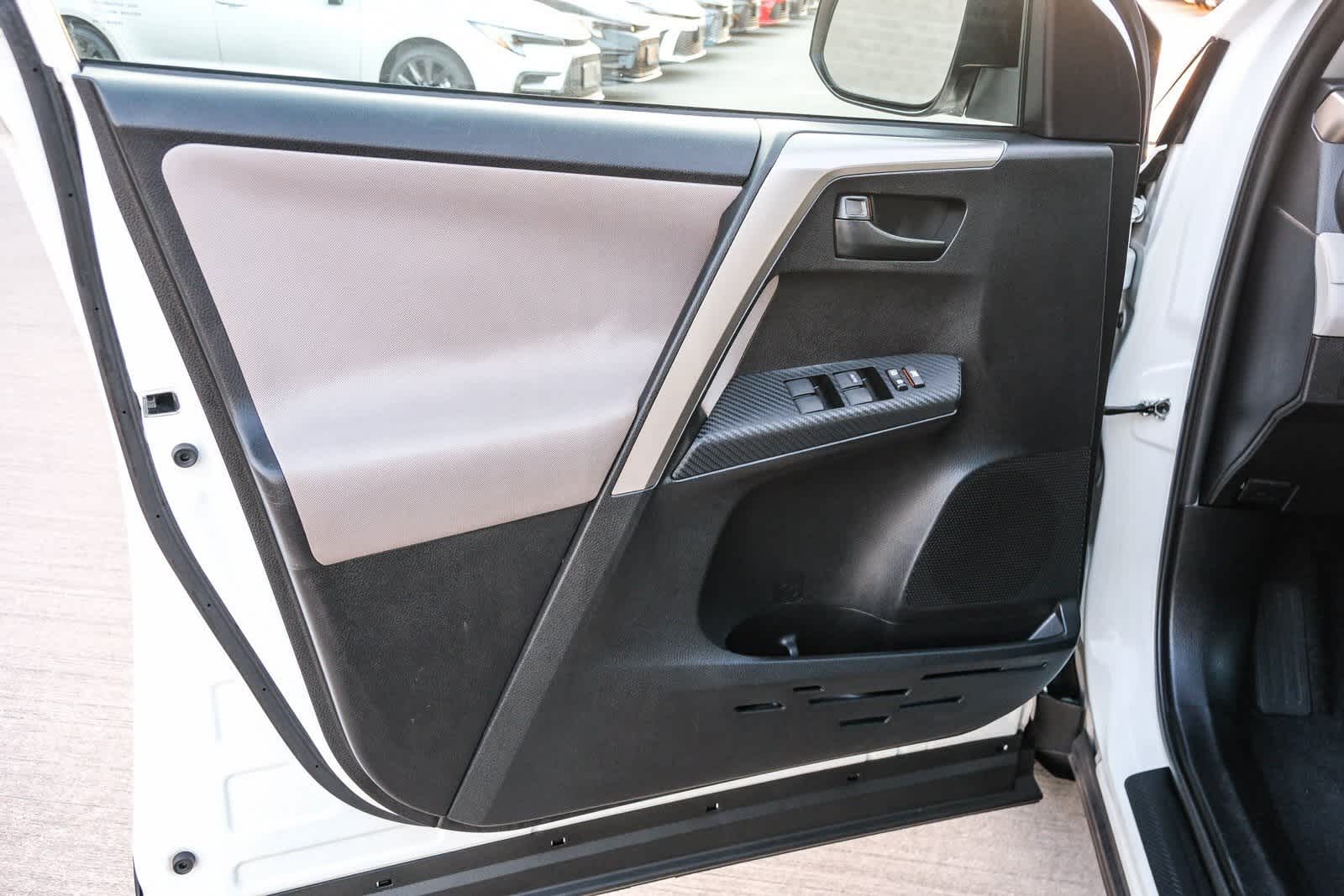 Thumbnail: 2015 Toyota RAV4 - 23