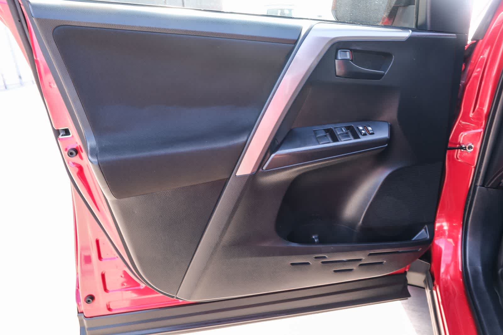 Thumbnail: 2016 Toyota RAV4 - 21