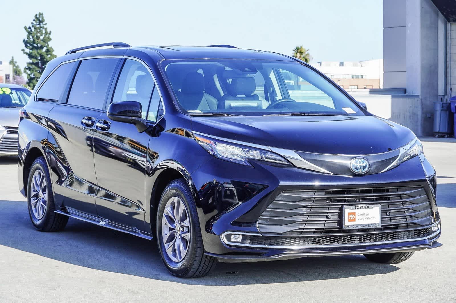 2023 Toyota Sienna XLE 3
