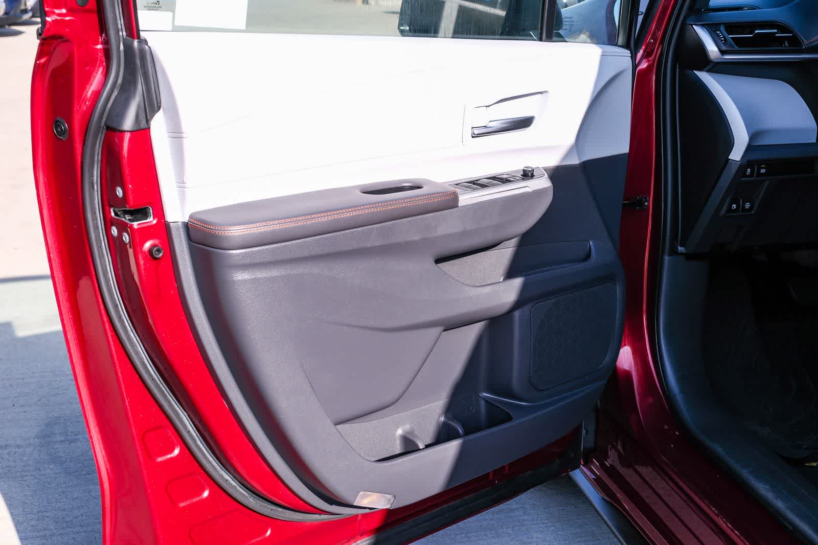 Thumbnail: 2021 Toyota Sienna - 23