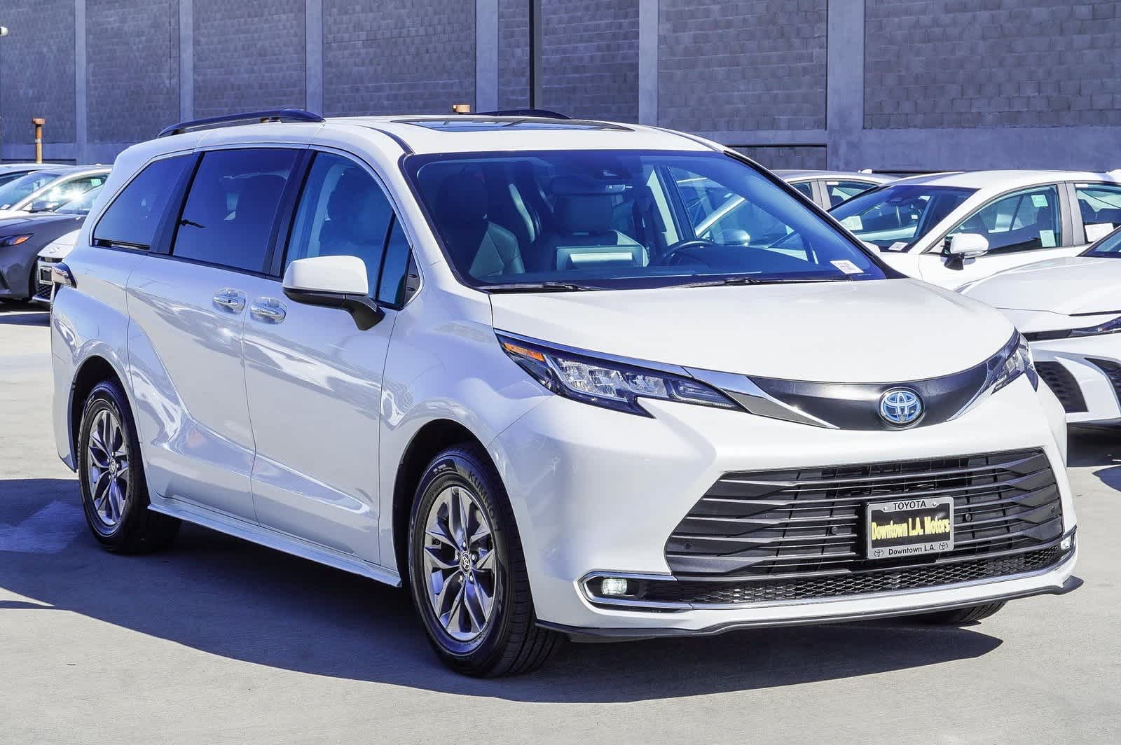 2023 Toyota Sienna XLE 3