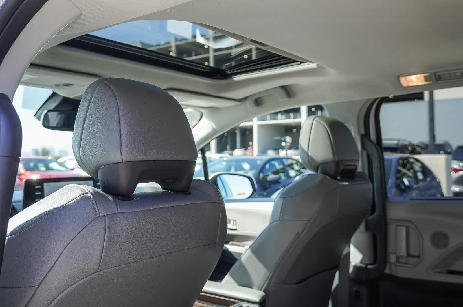 2023 Toyota Sienna XLE 19