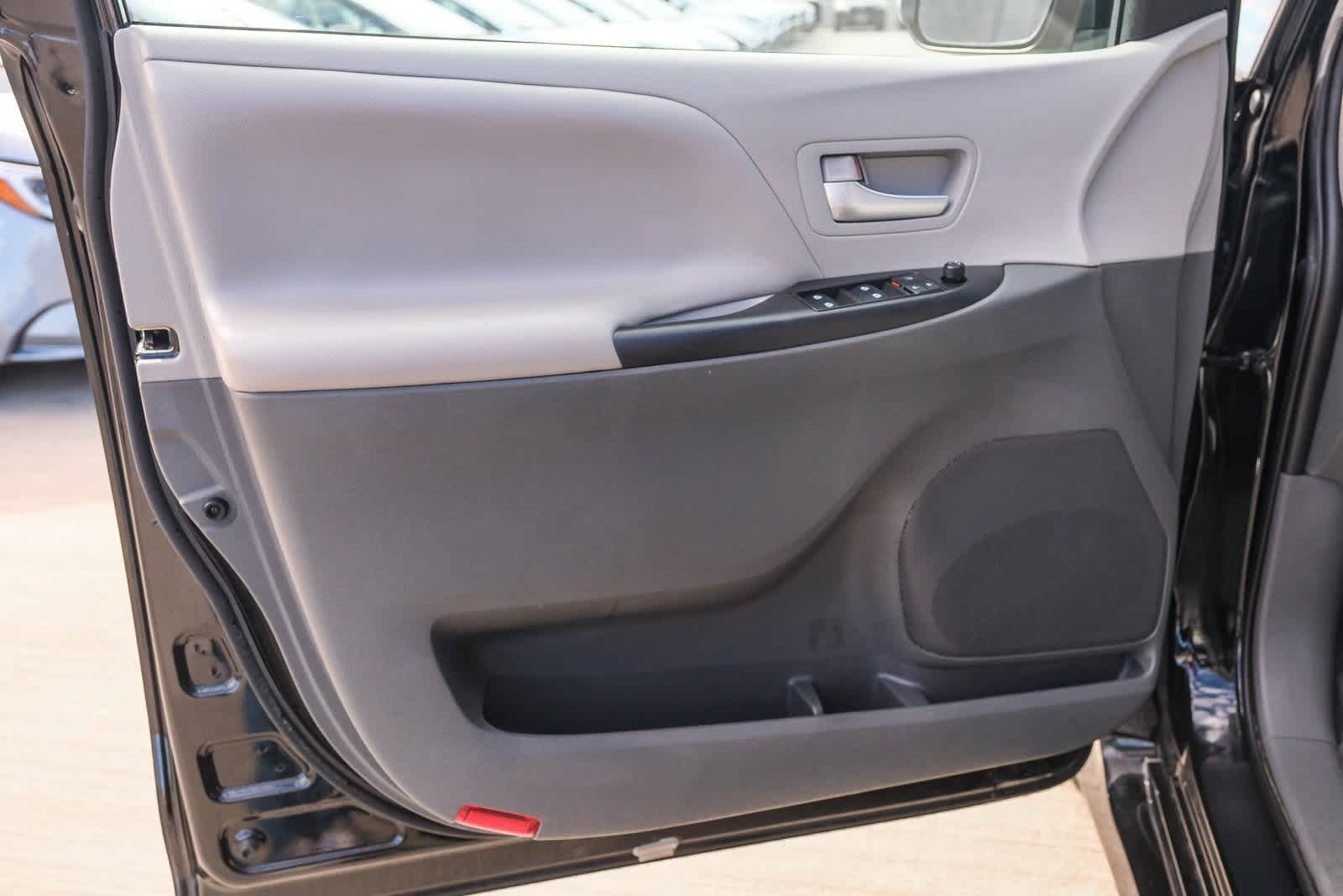 Thumbnail: 2020 Toyota Sienna - 24