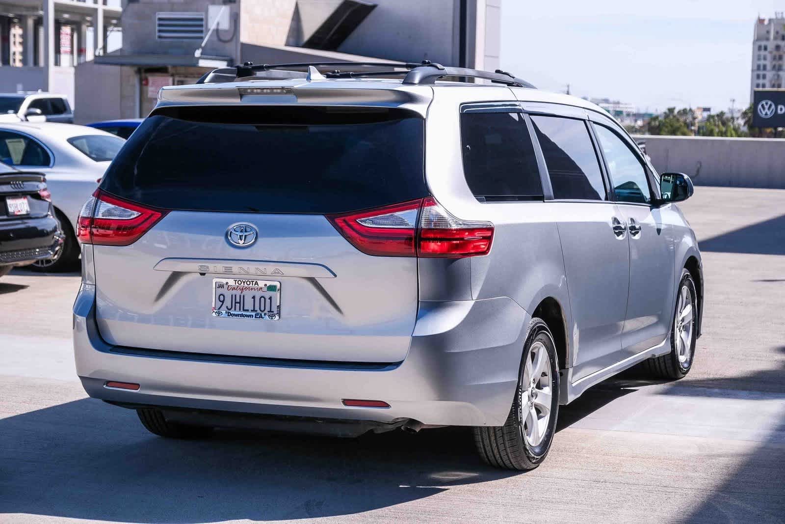 Thumbnail: 2019 Toyota Sienna - 4