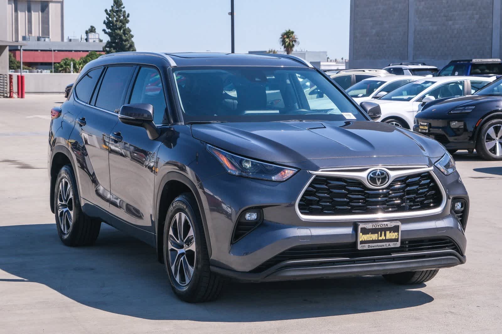 Thumbnail: 2022 Toyota Highlander - 3