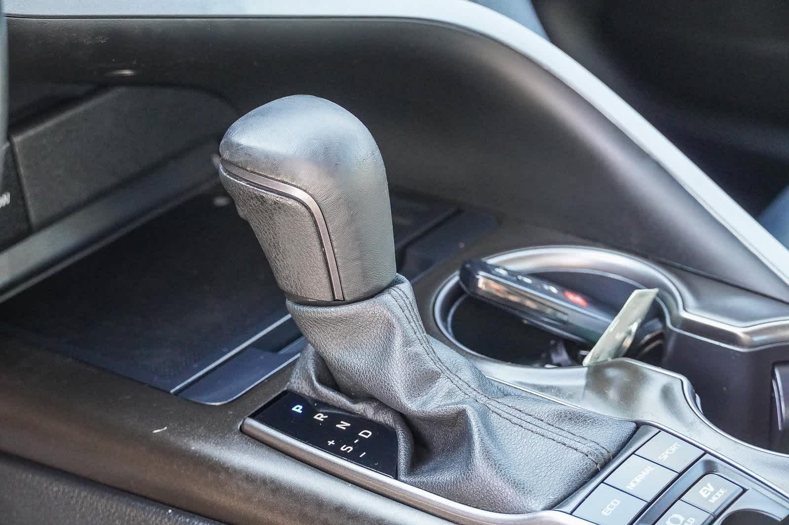 2022 Toyota Camry SE 23