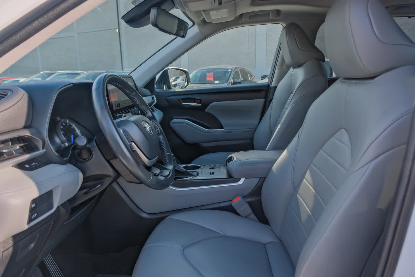 Thumbnail: 2023 Toyota Highlander - 21
