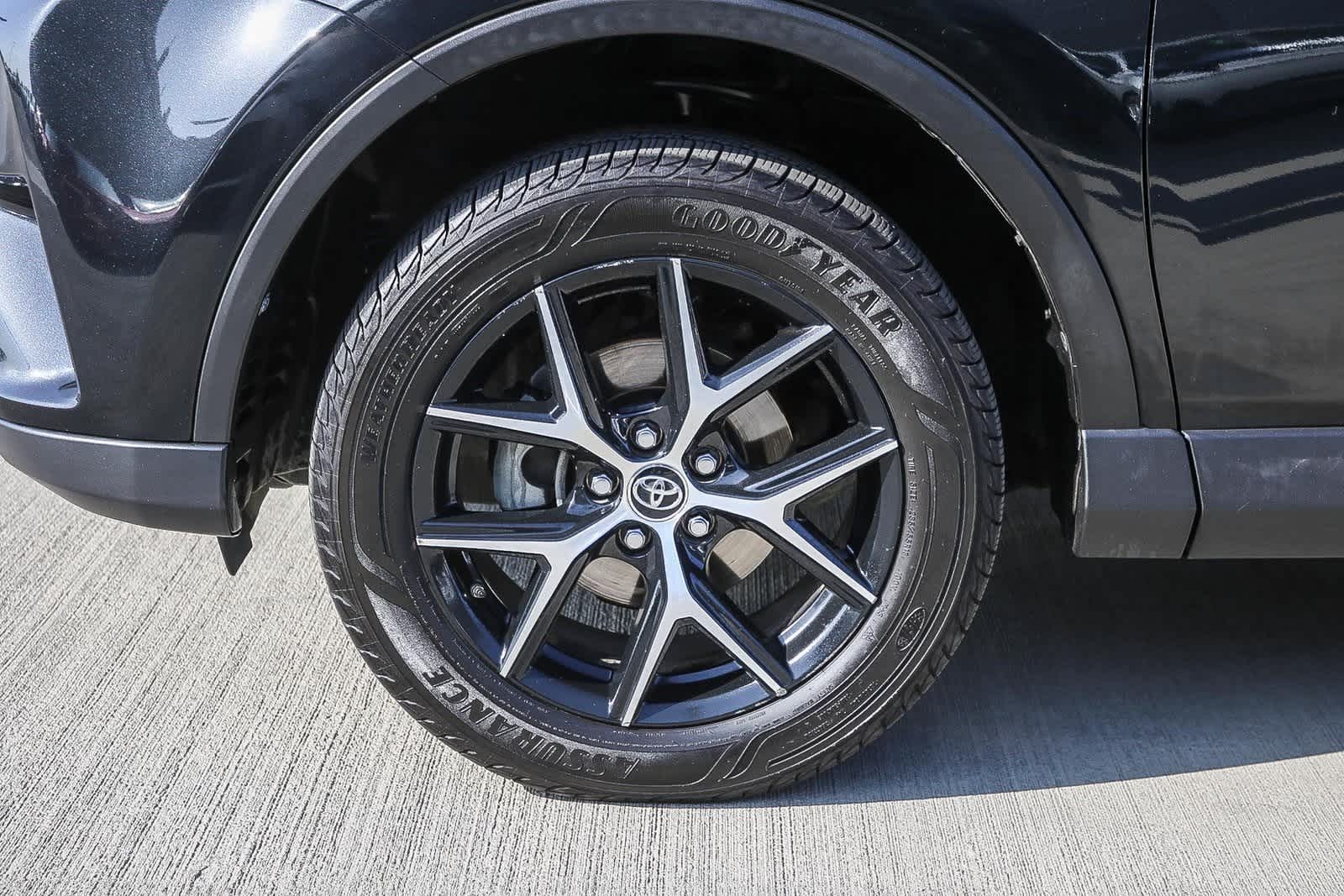 Thumbnail: 2018 Toyota RAV4 - 10