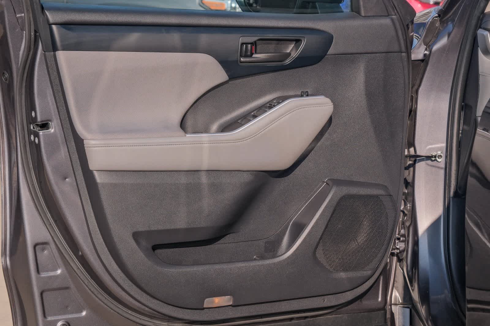 Thumbnail: 2022 Toyota Highlander - 21
